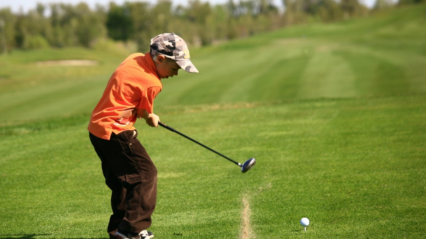 Junior golfer learning to swing during kids golf lessons near Spokane at The Plains Golf Course
